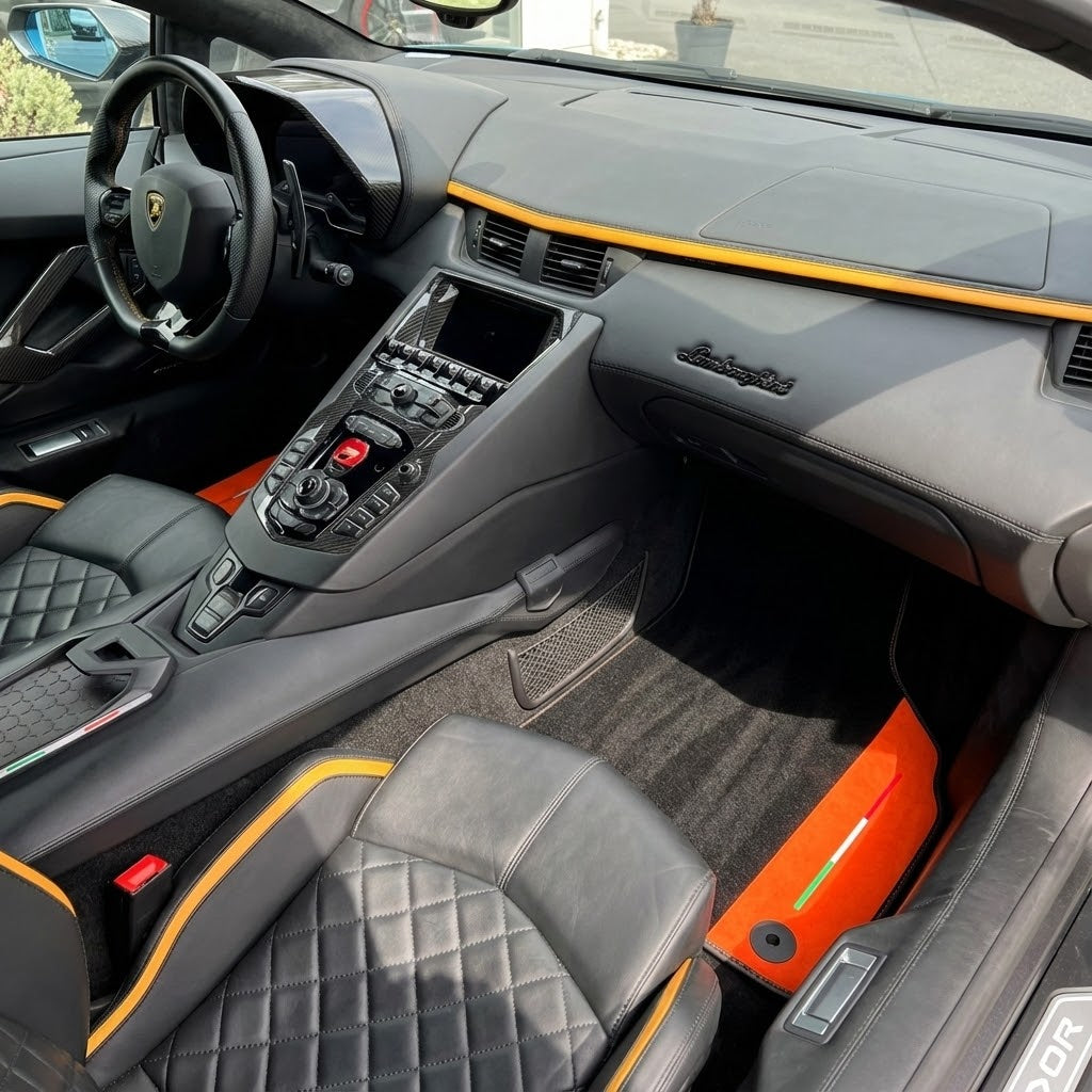 Tappetini per auto neri personalizzabili per Lamborghini Aventador con pelle nappa arancione (Arancia Mira)