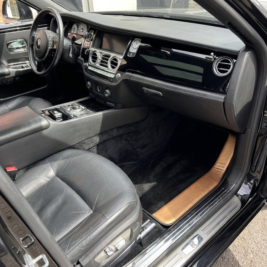 Schwarze Fußmatten für Rolls Royce Ghost Serie I (2010–2020) mit goldenem Leder