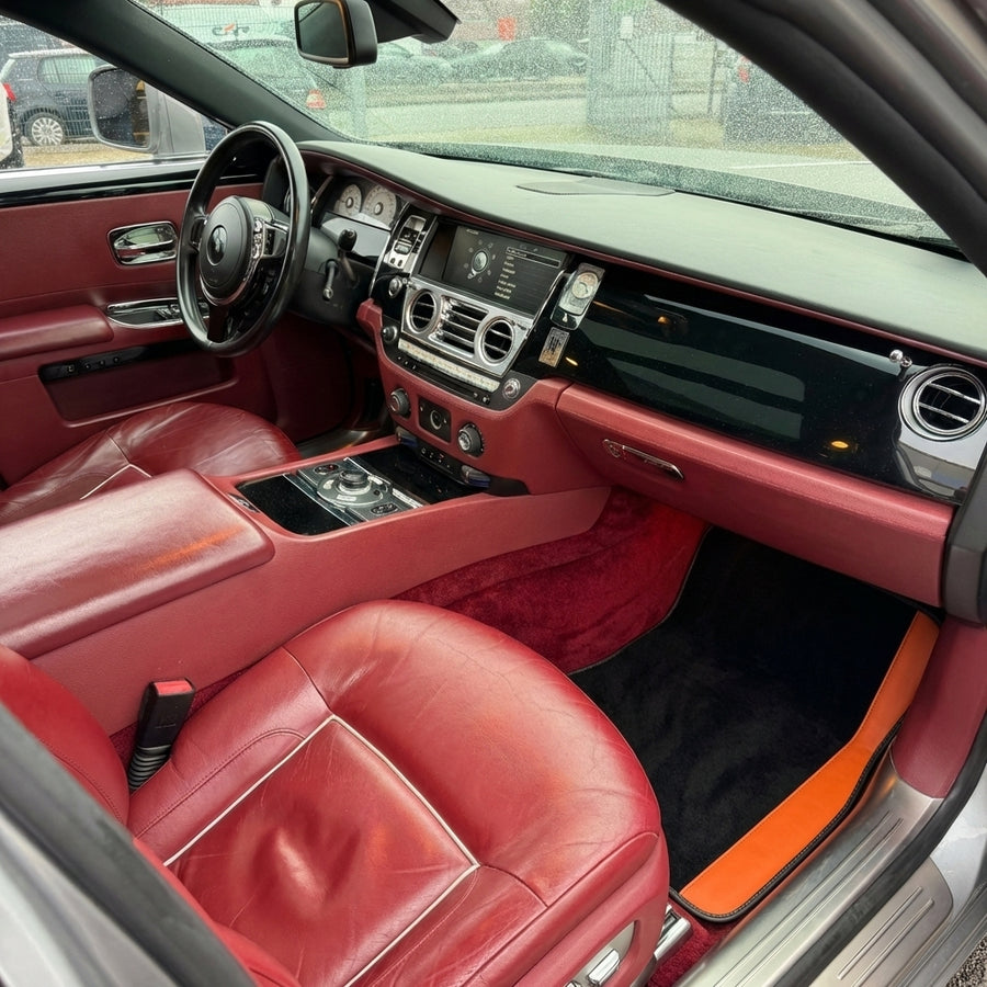 Maßgeschneiderte schwarze Fußmatten für Rolls Royce Ghost Series II (2021-2024) mit orangefarbenem Leder