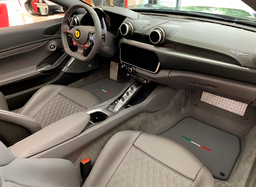 Tapis de voiture gris pour Ferrari Portofino (2018-2023) Édition Italienne