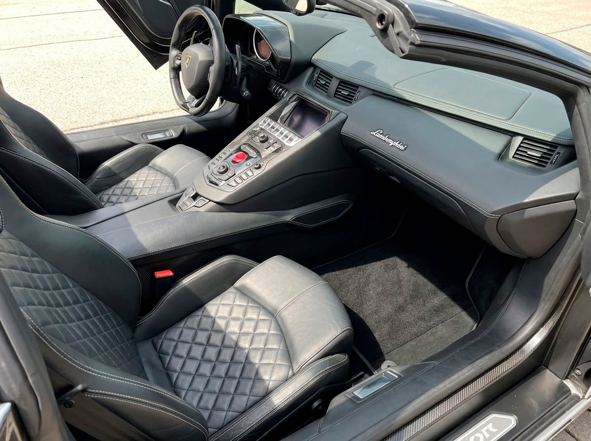Tappetini auto neri personalizzabili per Lamborghini Aventador in pelle Alcantara