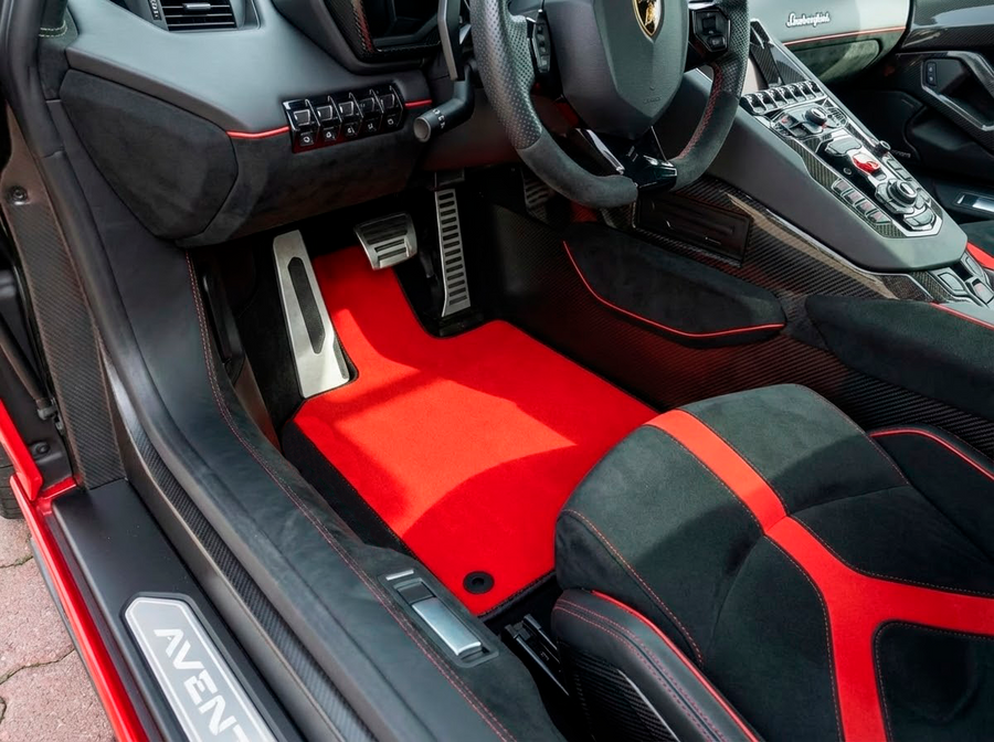 Alfombrillas de coche rojas personalizables para Lamborghini Aventador con cuero negro