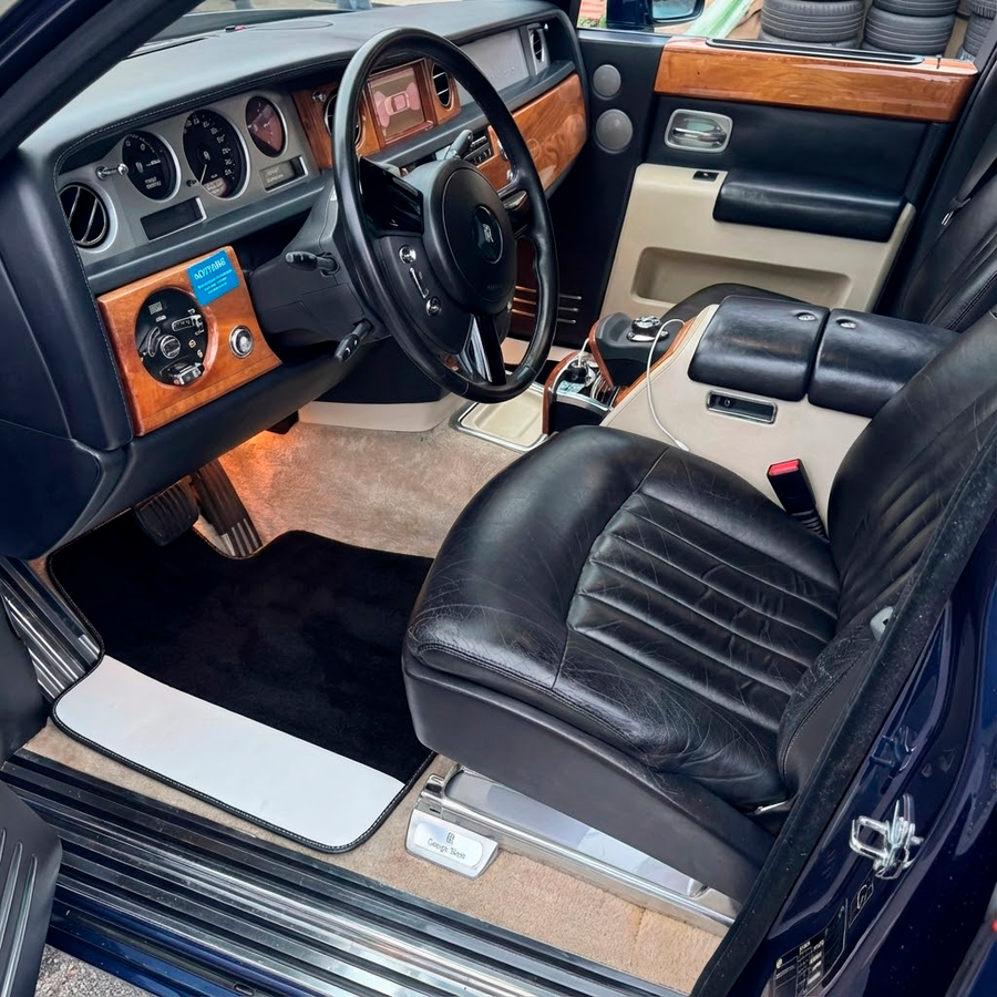 Schwarze Fußmatten für Rolls Royce Phantom Drophead Coupe (2007-2016) mit weißem Leder