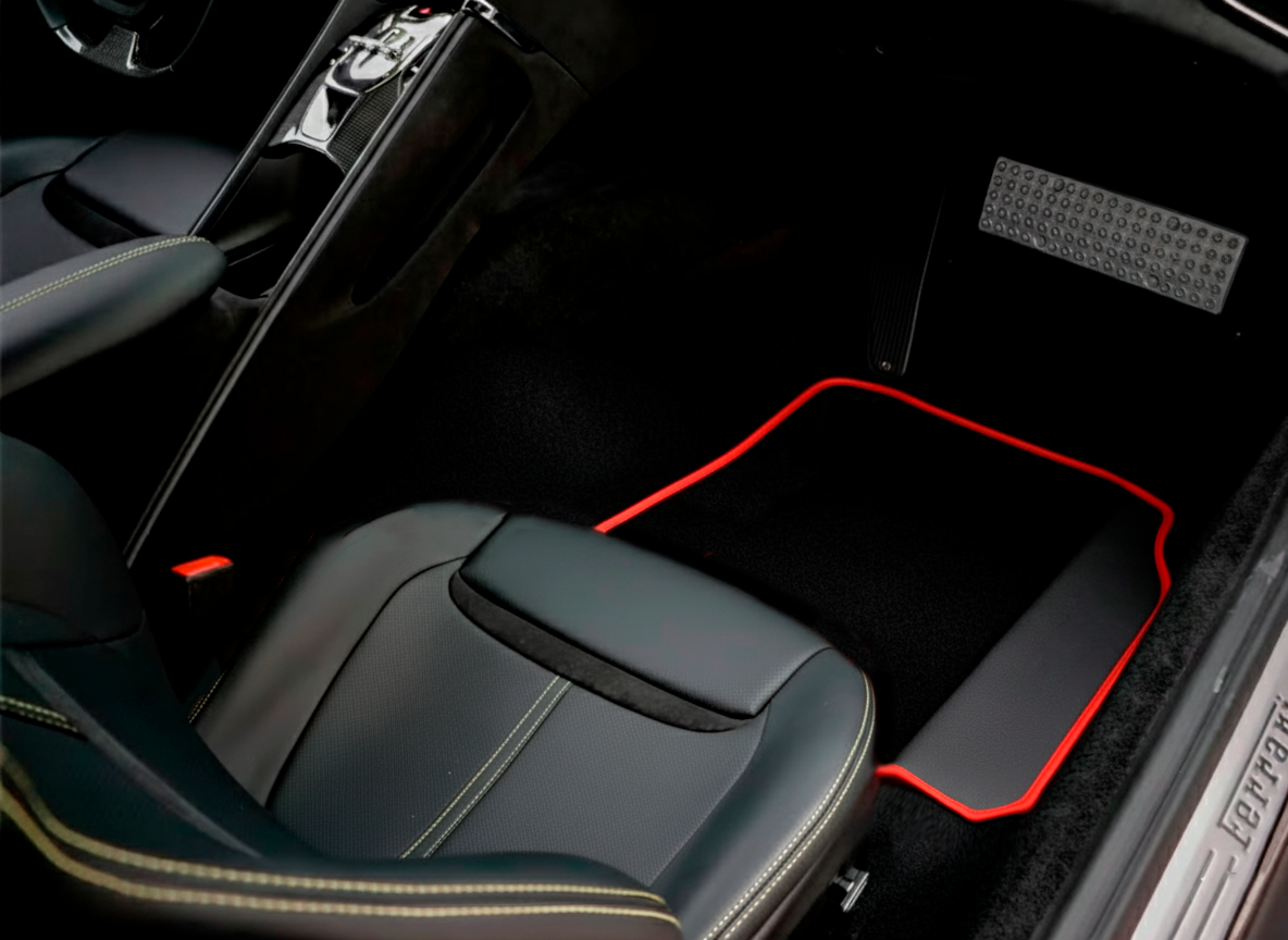 Tapis de voiture noirs pour Ferrari GTC4 Lusso (2016-2023) Édition italienne avec finitions rouges - AutoWin