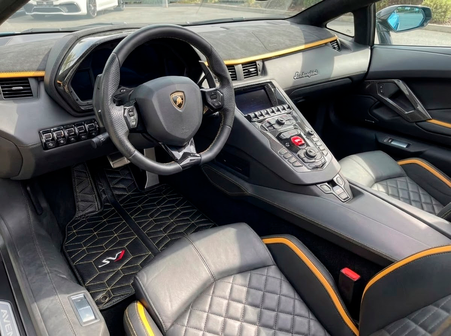 Tappetini in pelle di carbonio per Lamborghini Aventador SVJ Edizione Limitata