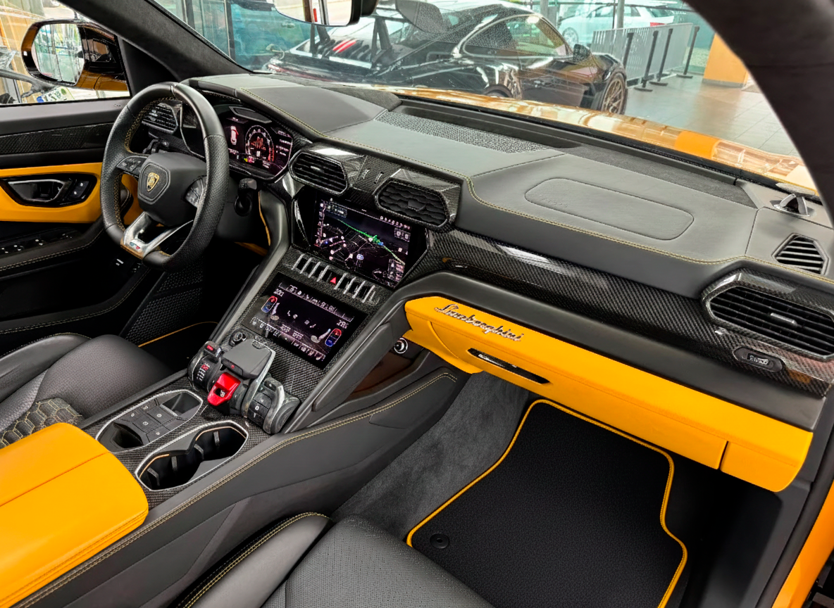 Alfombrillas de coche personalizables para Lamborghini Urus negras a medida con ribete amarillo