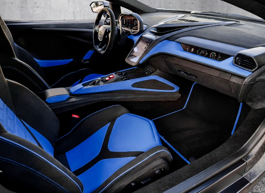 Passgenaue schwarze Autofußmatten für Lamborghini Urus mit Alcantara-Leder und dunkelblauem Trim