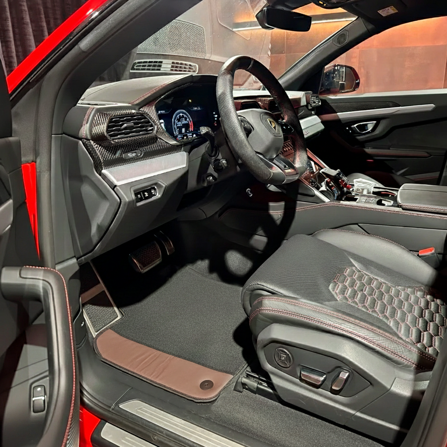 Schwarze Fußmatten für Lamborghini Urus mit braunem Leder