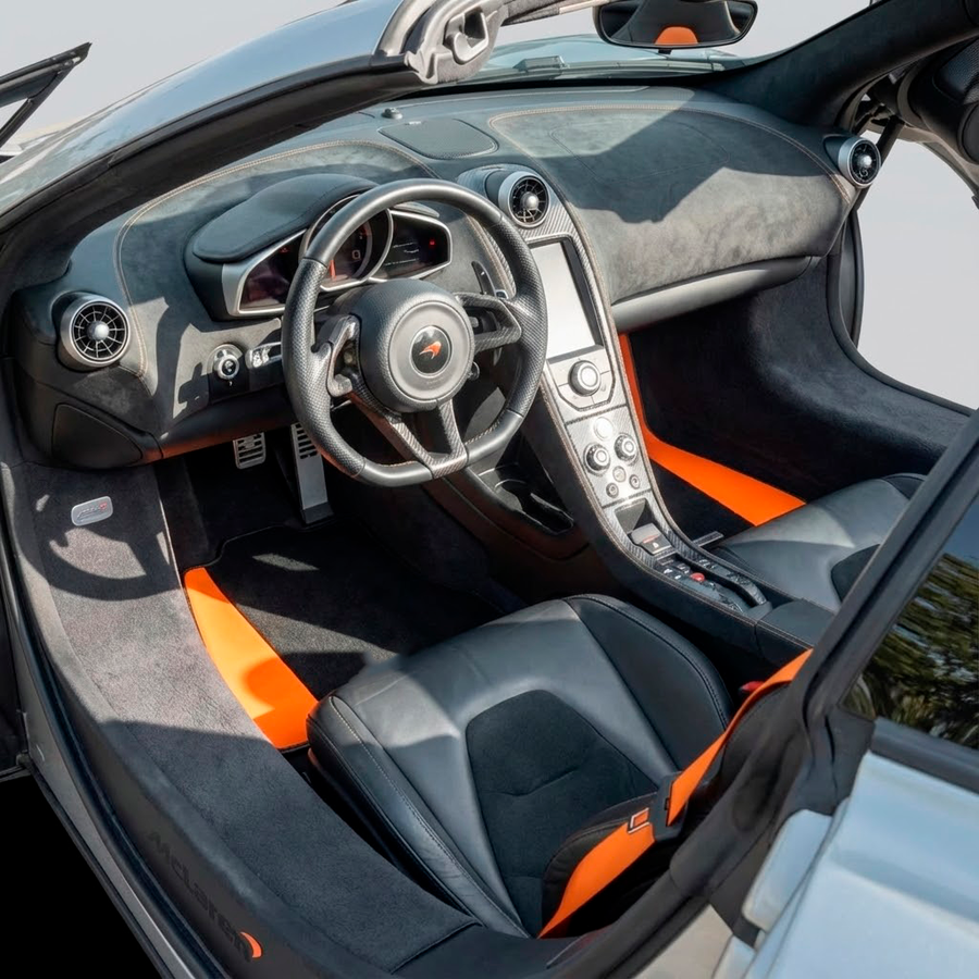 Schwarze Fußmatten für McLaren 720S (2017–2021) mit rotem Leder