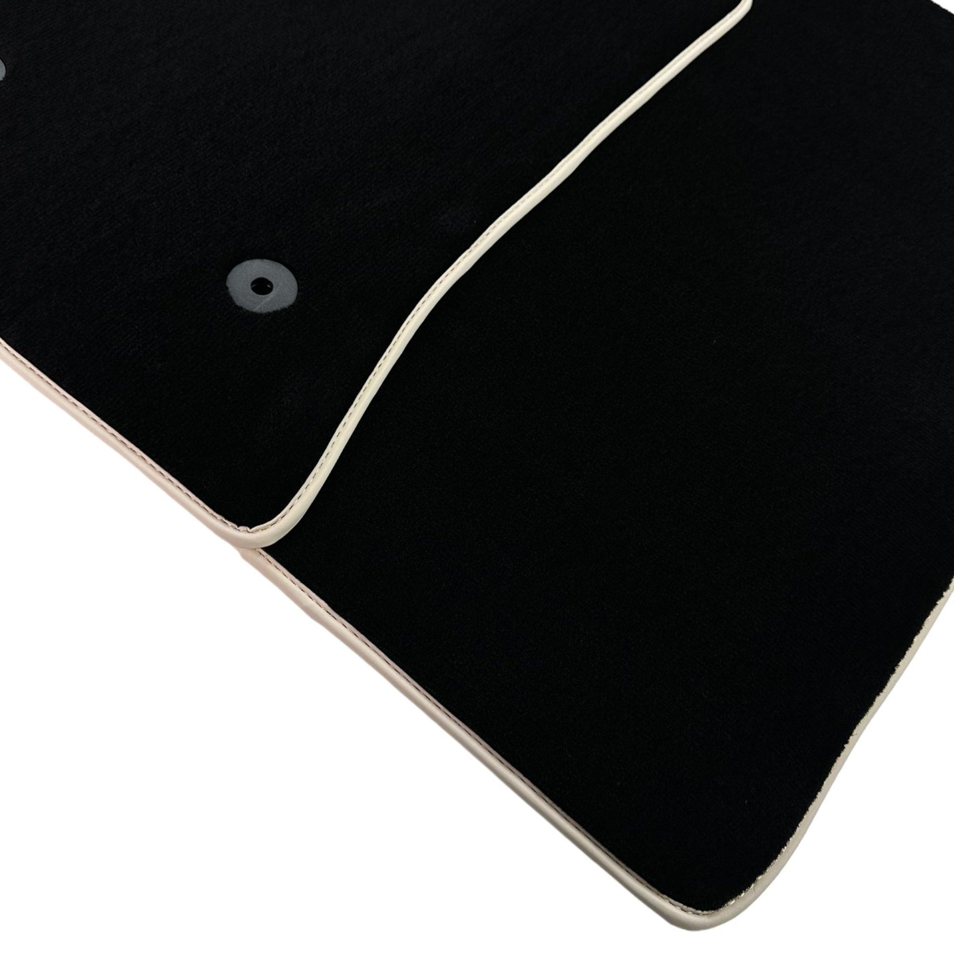 Black Floor Mats For Mitsubishi Pajero V80 (2006-2011) - AutoWin