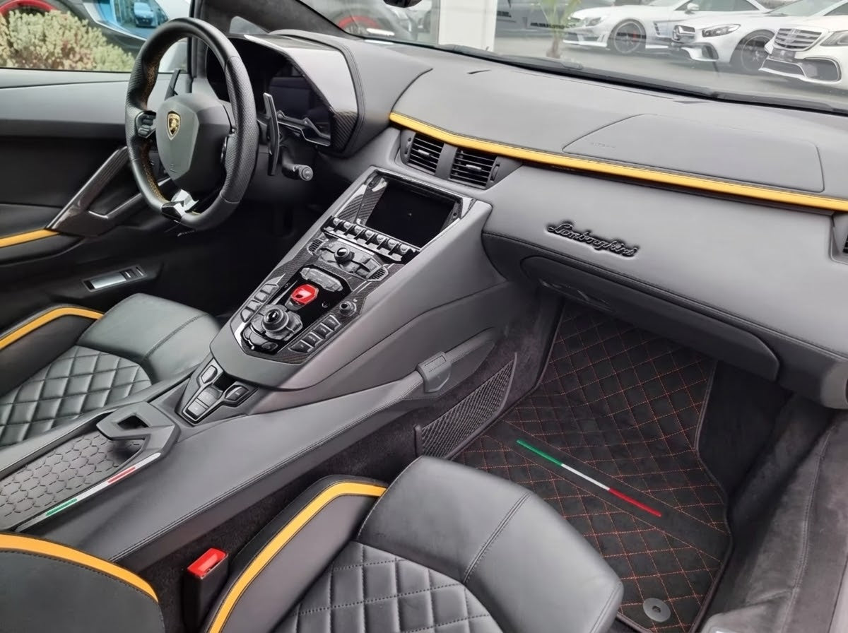Tappetini per auto in pelle Alcantara personalizzabili per Lamborghini Aventador | Cucitura Rossa