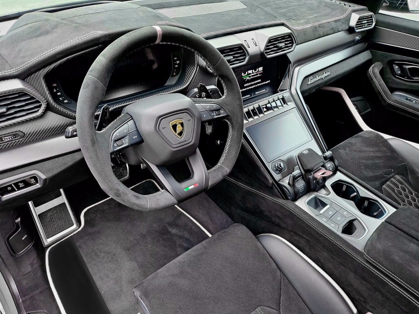 Tappetini auto neri personalizzabili per Lamborghini Urus con pelle Alcantara e finiture bianche