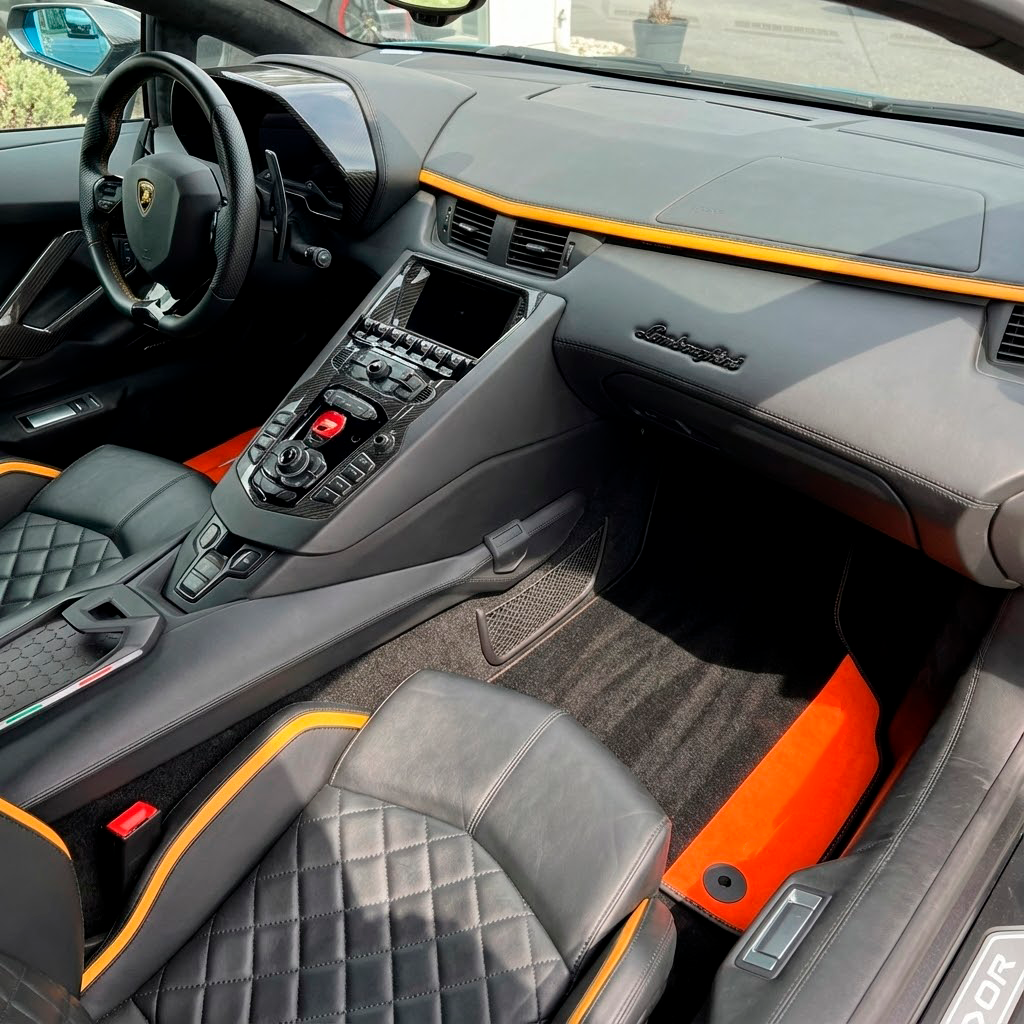 Tappetini personalizzabili neri per auto per Lamborghini Aventador in pelle Nappa arancione (Arancia Mira)