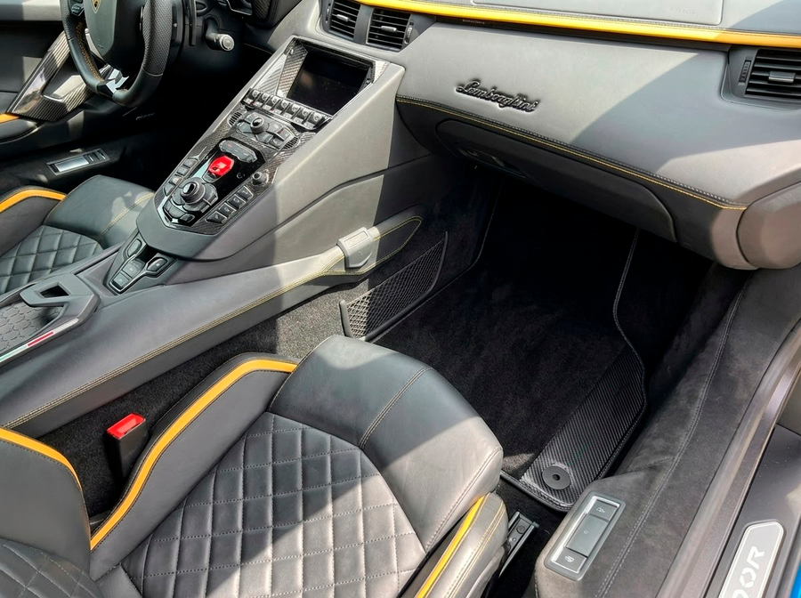 Tappetini per auto neri personalizzabili per Lamborghini Aventador con pelle in fibra di carbonio