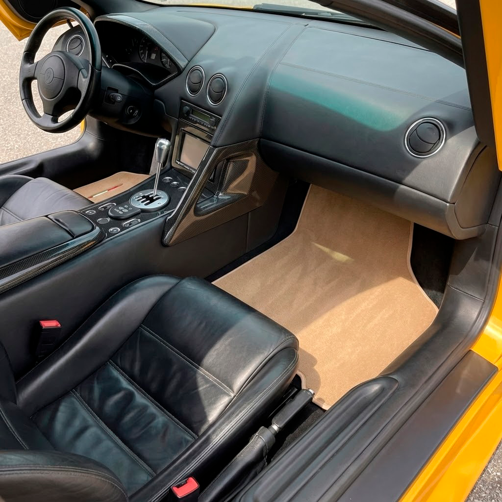 Alfombrillas beige personalizables para Lamborghini Murcielago de la marca AutoWin