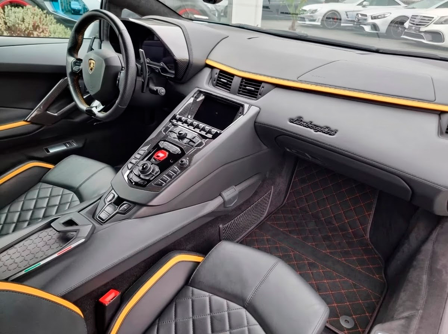 Anpassbare Fußmatten aus Alcantara-Leder für Lamborghini Aventador | Rote Nähte