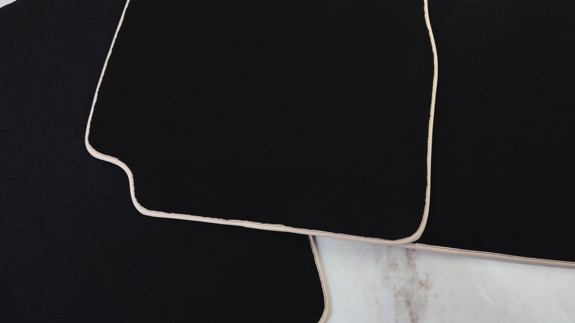 Schwarze Fußmatten für Nissan Patrol (1988–1998) | Beiger Besatz - AutoWin