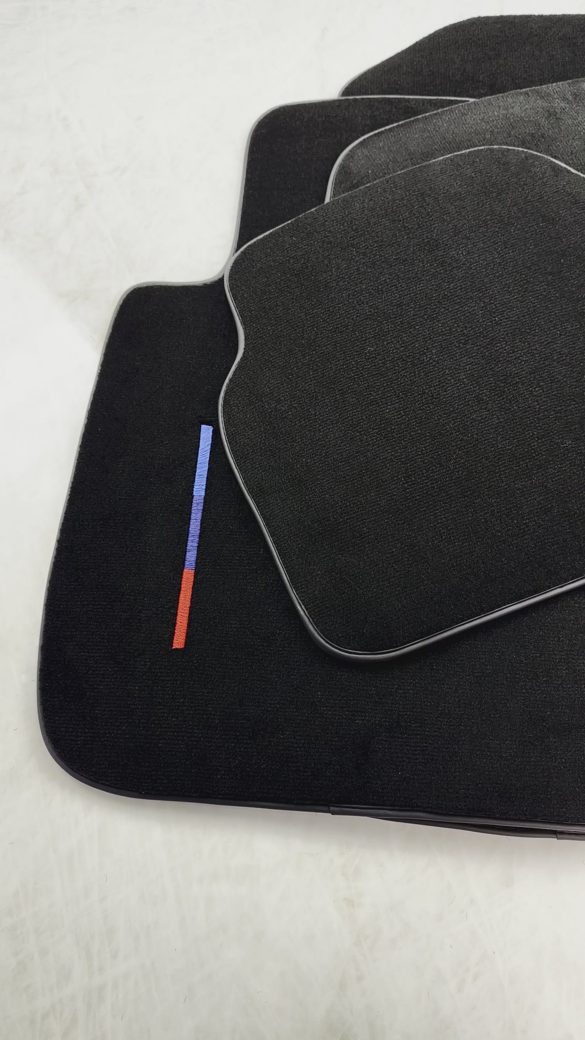 Alfombrillas Negras Para BMW M3 E90 De 4 Puertas Con Juego A Medida De 3 Rayas De Colores Ajuste Perfecto - AutoWin