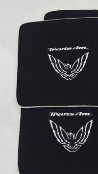 Schwarze Fußmatten mit beigem Rand für Pontiac FireBird der ersten Generation (1967-1969) Trans Am