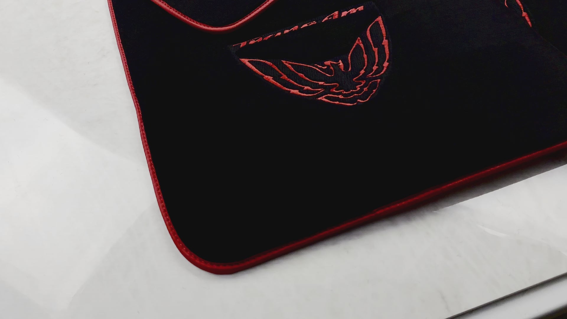 Tappetini per auto neri con bordo rosso per Pontiac FireBird (1970-1981) Trans Am - AutoWin