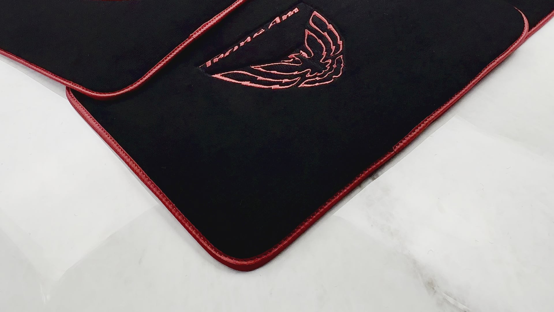 Tappetini per auto neri con rifinitura rossa per Pontiac FireBird (1993-2002) Trans Am - AutoWin