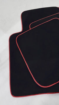 Schwarze Fußmatten für Toyota Camry (1997–2001) mit rotem Rand