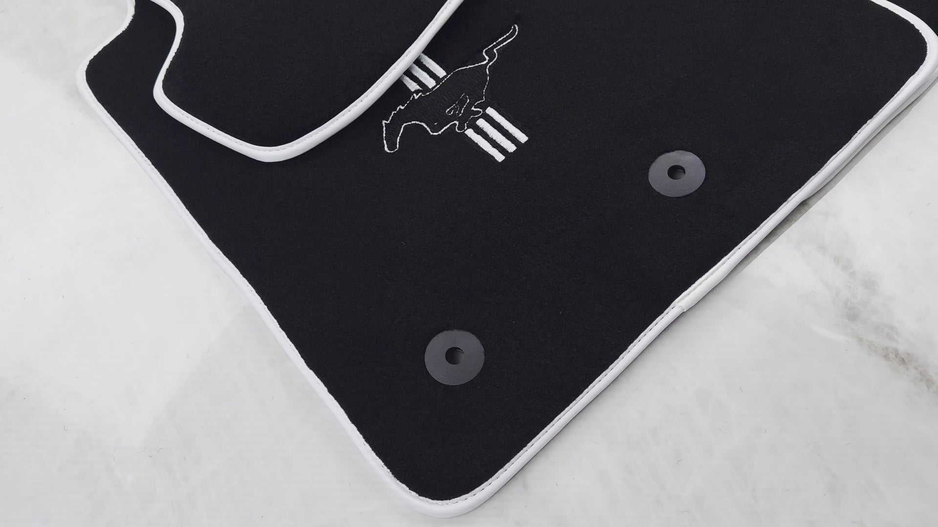 Black Floor Mats with White Trim For Ford Mustang VI (2015-2023) With Pony - AutoWin.EU
