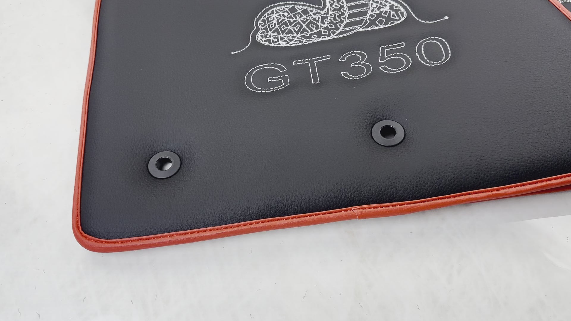 Leder-Fußmatten mit rotem Rand für Ford Mustang GT350 Shelby (2015–2021) mit Cobra-Nähung - ER56 Design