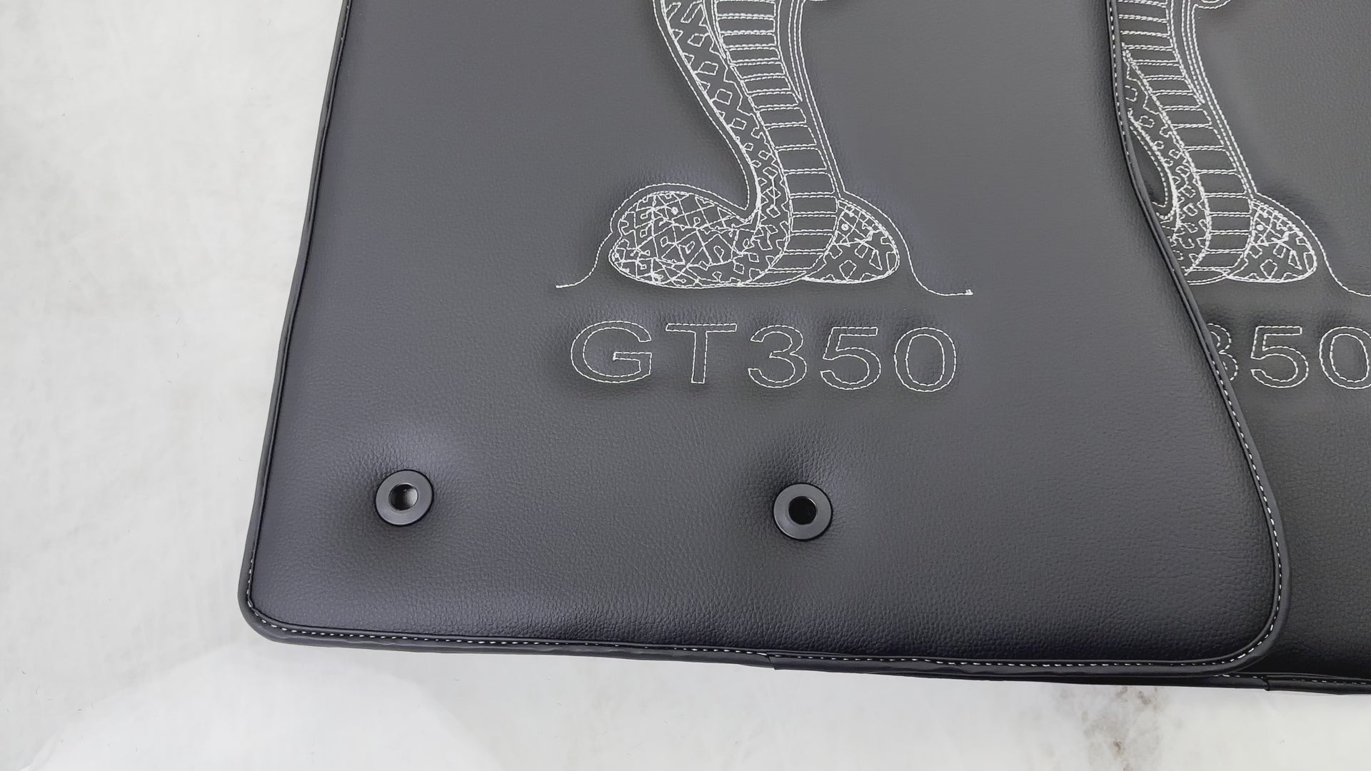 Tappetini in pelle per Ford Mustang GT350 Shelby (2015-2021) con cuciture Cobra - ER56 Design