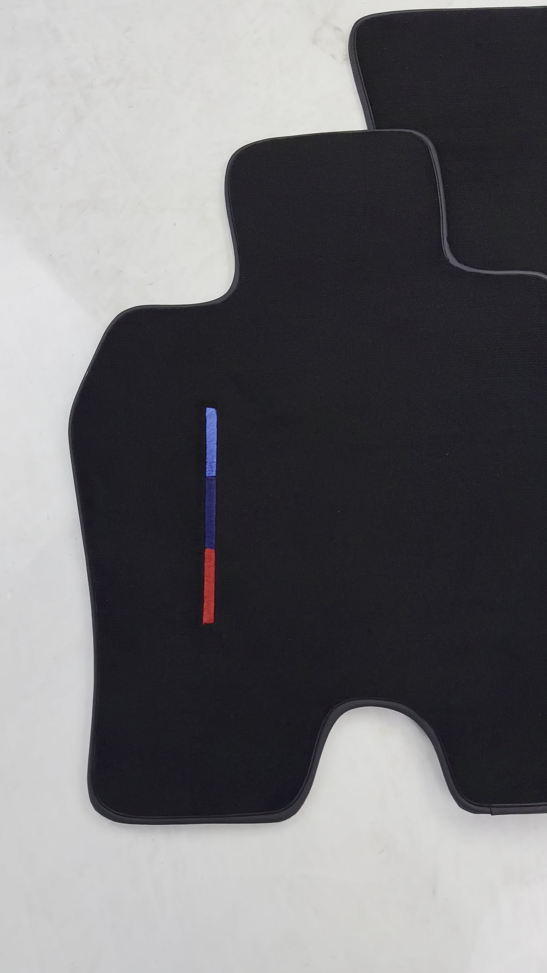 Tappetini neri per BMW i8 3 strisce colorate su misura Set perfetto - AutoWin
