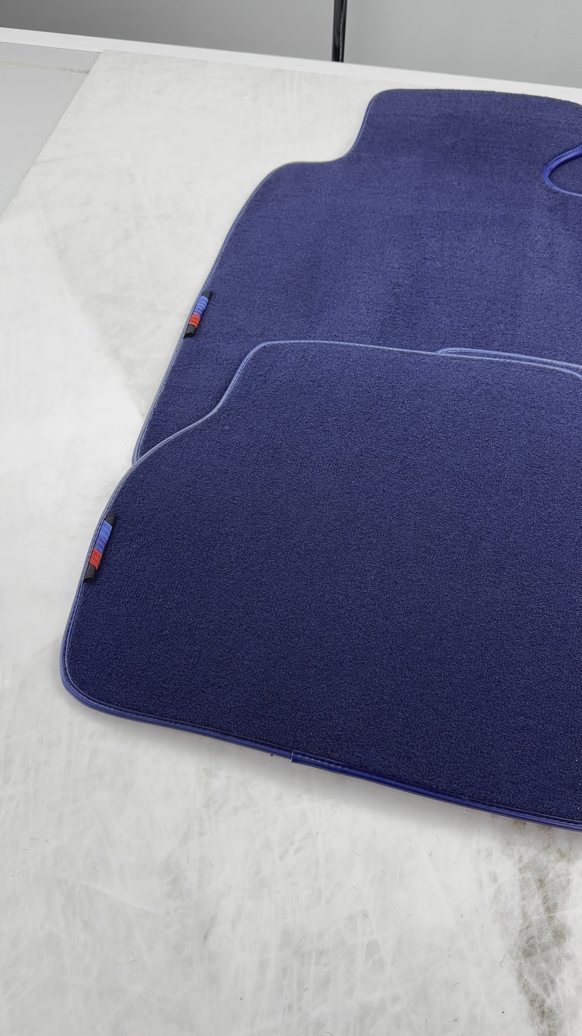 Blaue Fußmatten für BMW 5er E39 Limousine (1996–2003). - AutoWin