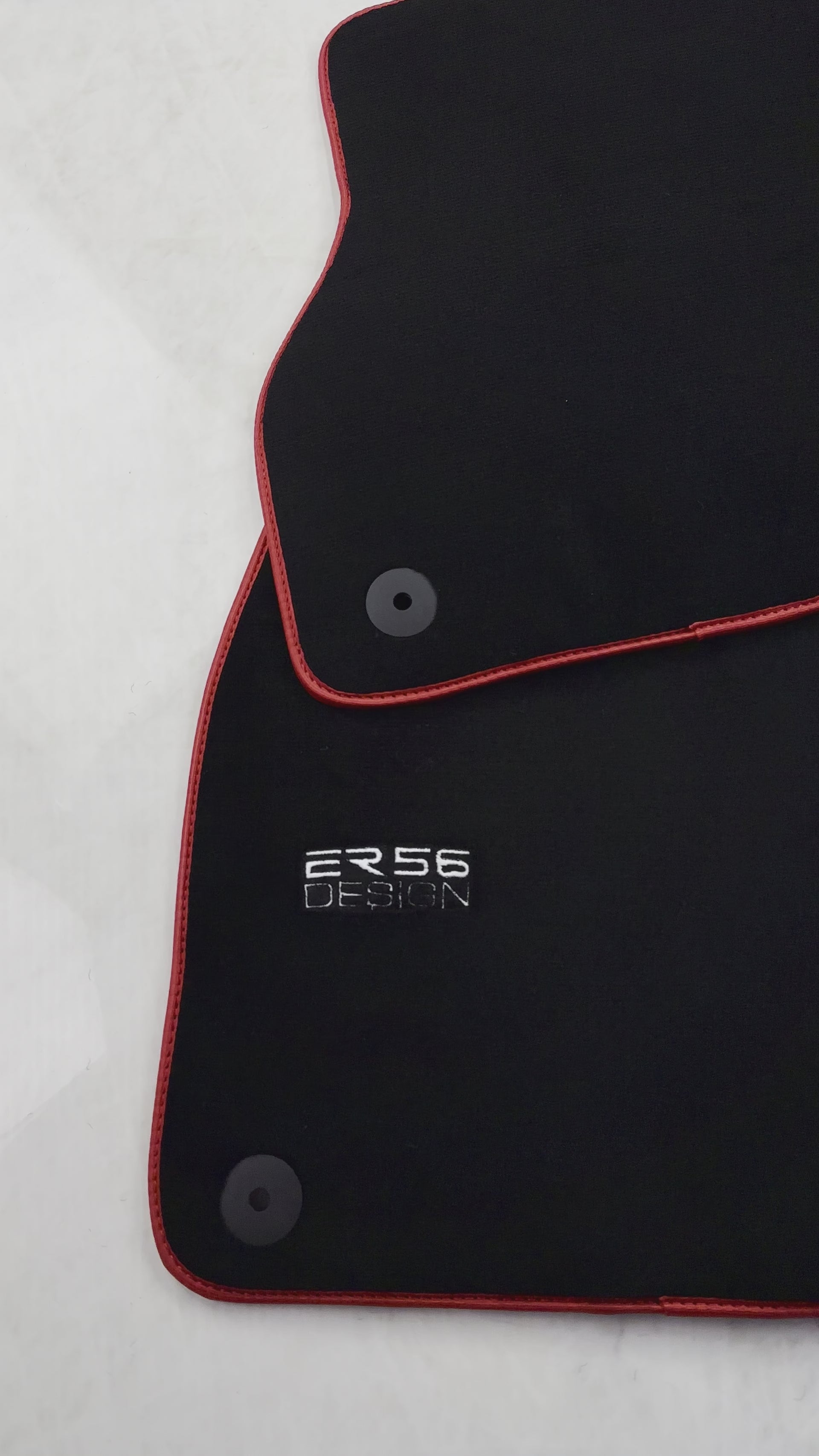 Tappeti per auto neri per Audi A6 - C8 Berlina (2018-2023) Design ER56 con bordo rosso - ER56 Design