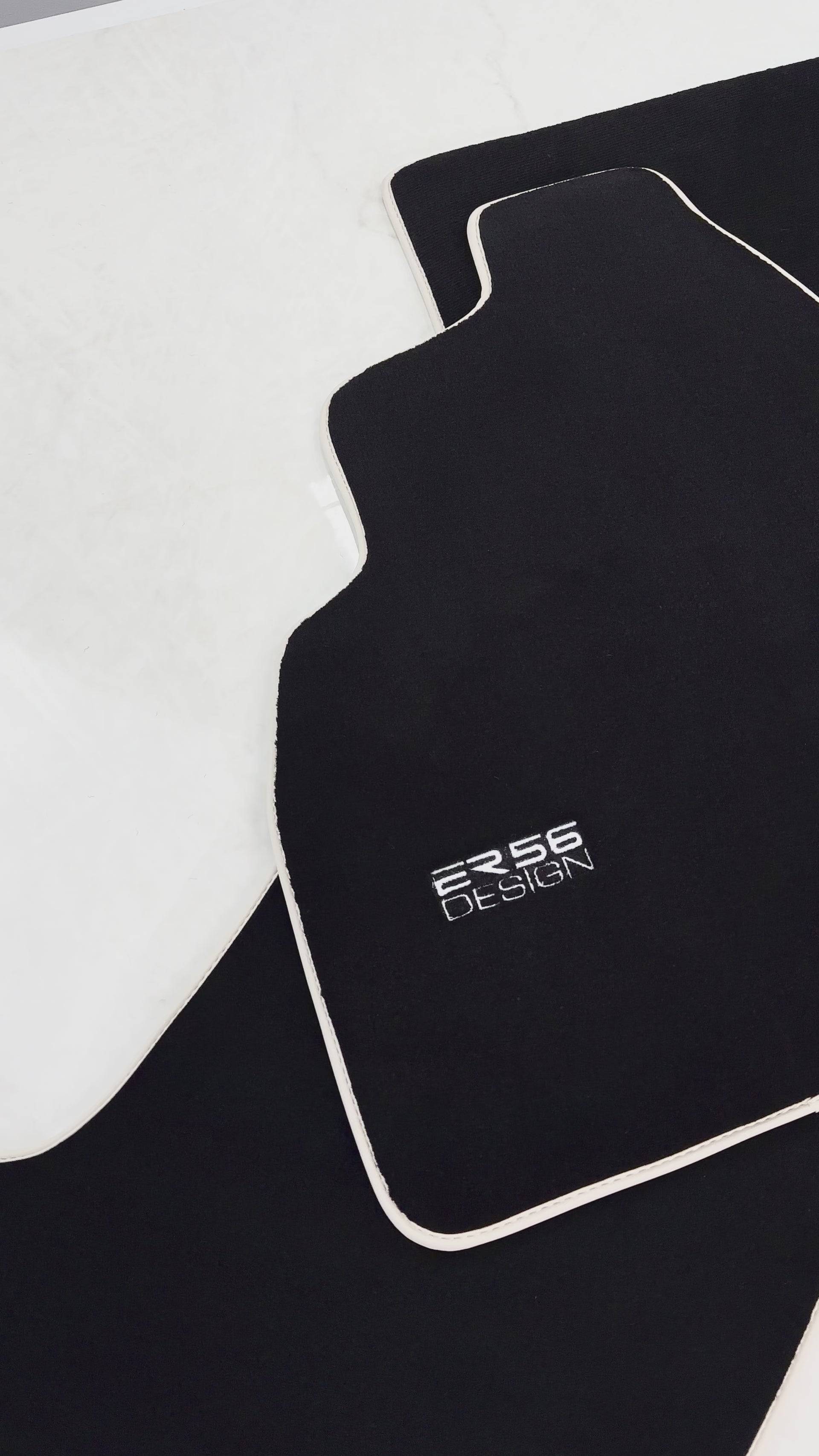 Tapis de voiture noir pour Toyota Land Cruiser 80 (1985-1997) bord beige | Design ER56 - ER56 Design