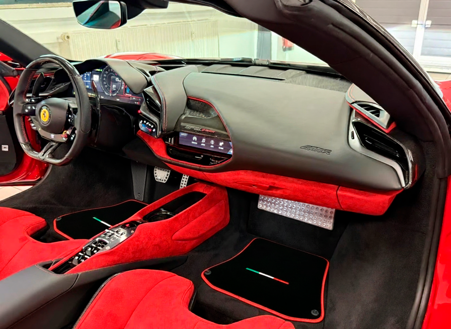 Tappetini per auto neri per Ferrari Portofino (2018-2023) Edizione Italiana con rifiniture rosse
