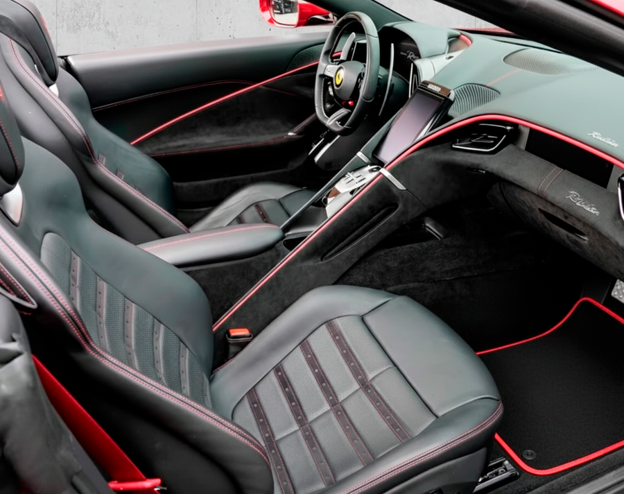 Schwarze Autofußmatten für Ferrari Roma (2021-2024) Italian Edition mit rotem Trim