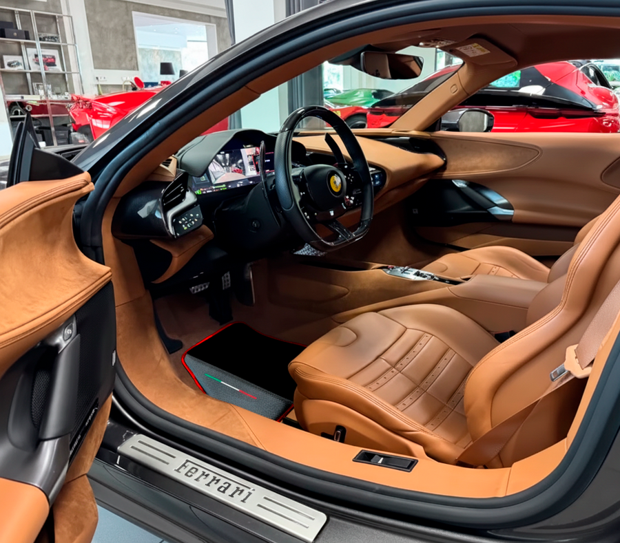 Schwarze Fußmatten für Ferrari SF90 Stradale (2019-2024) mit Carbonfaser | Roter Rand