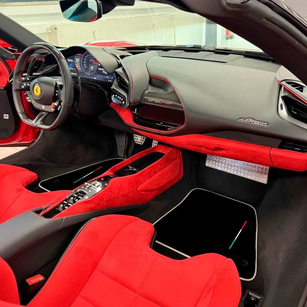 Tappetini neri per auto per Ferrari SF90 Stradale (2019-2024) con rifiniture beige