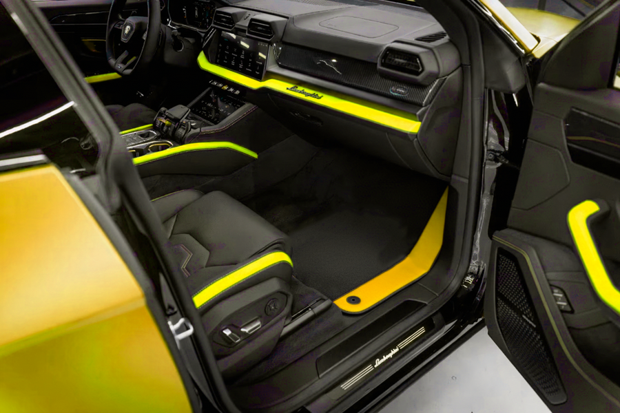 Schwarze Fußmatten für Lamborghini Urus mit gelbem Alcantara-Leder