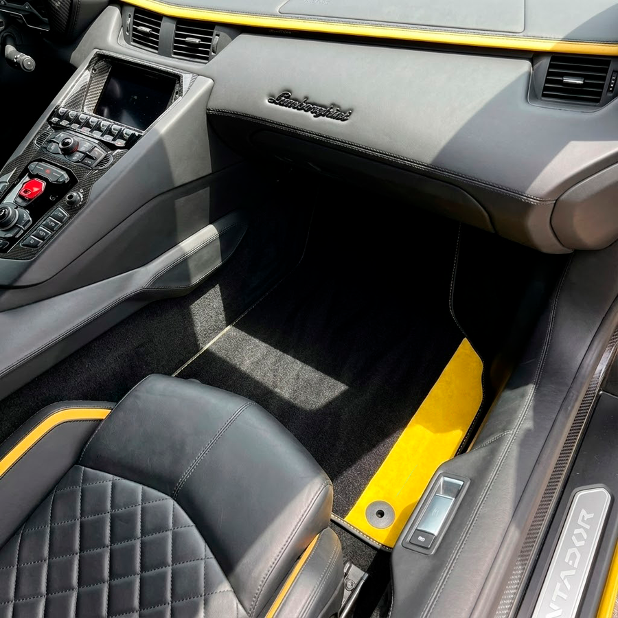 Alfombrillas de coche negras personalizables para Lamborghini Aventador S con cuero Alcántara amarillo